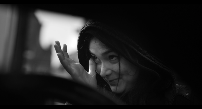 Roya Crying still uit Dance Iranian Style van Farshad Aria, geproducerd door Nafiss Nia