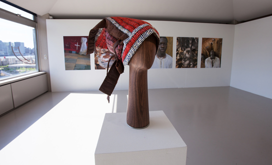 Expositie: Simuda Nyuma – Forward Ever Backward Never. Foto: Pixolar Photography / Lara Tompa