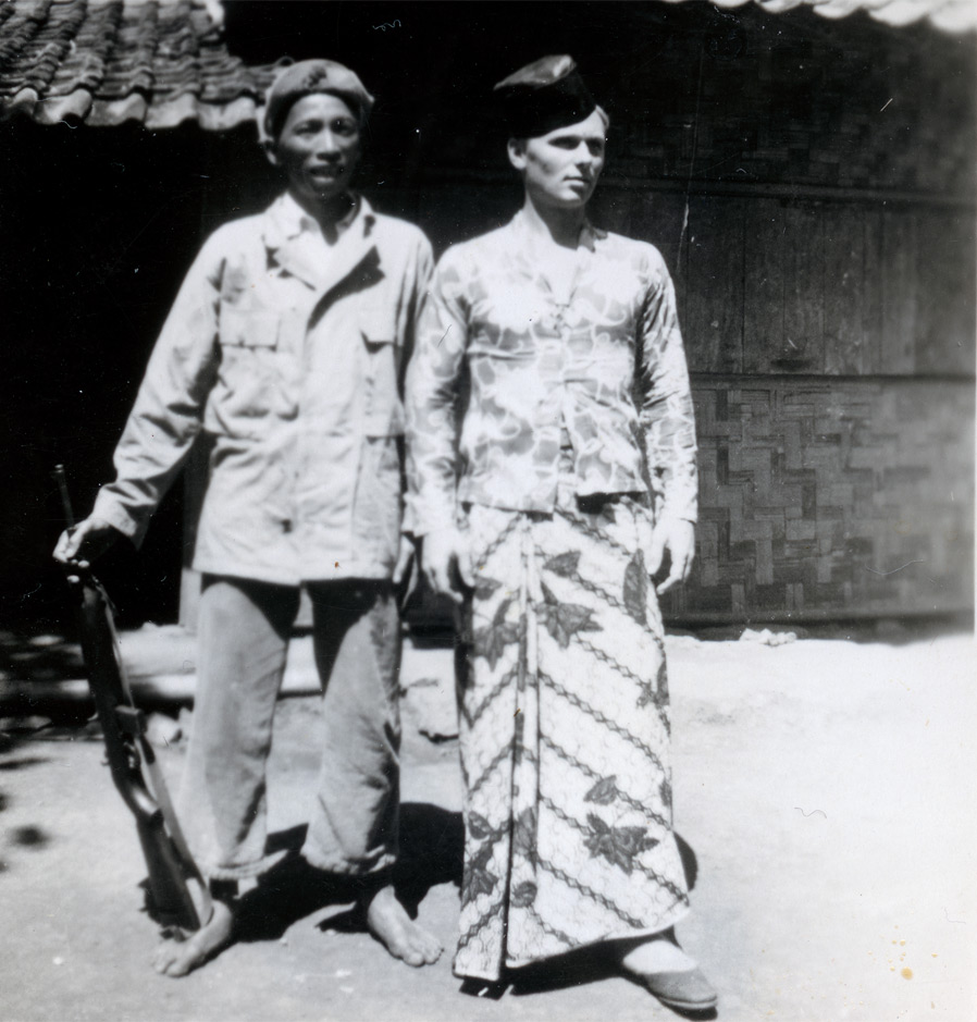 Dutch Marine Grijzenhout changing his uniform and weapon with the traditional clothes of his Indonesian friend Wardi, Surabaya 1947/48.