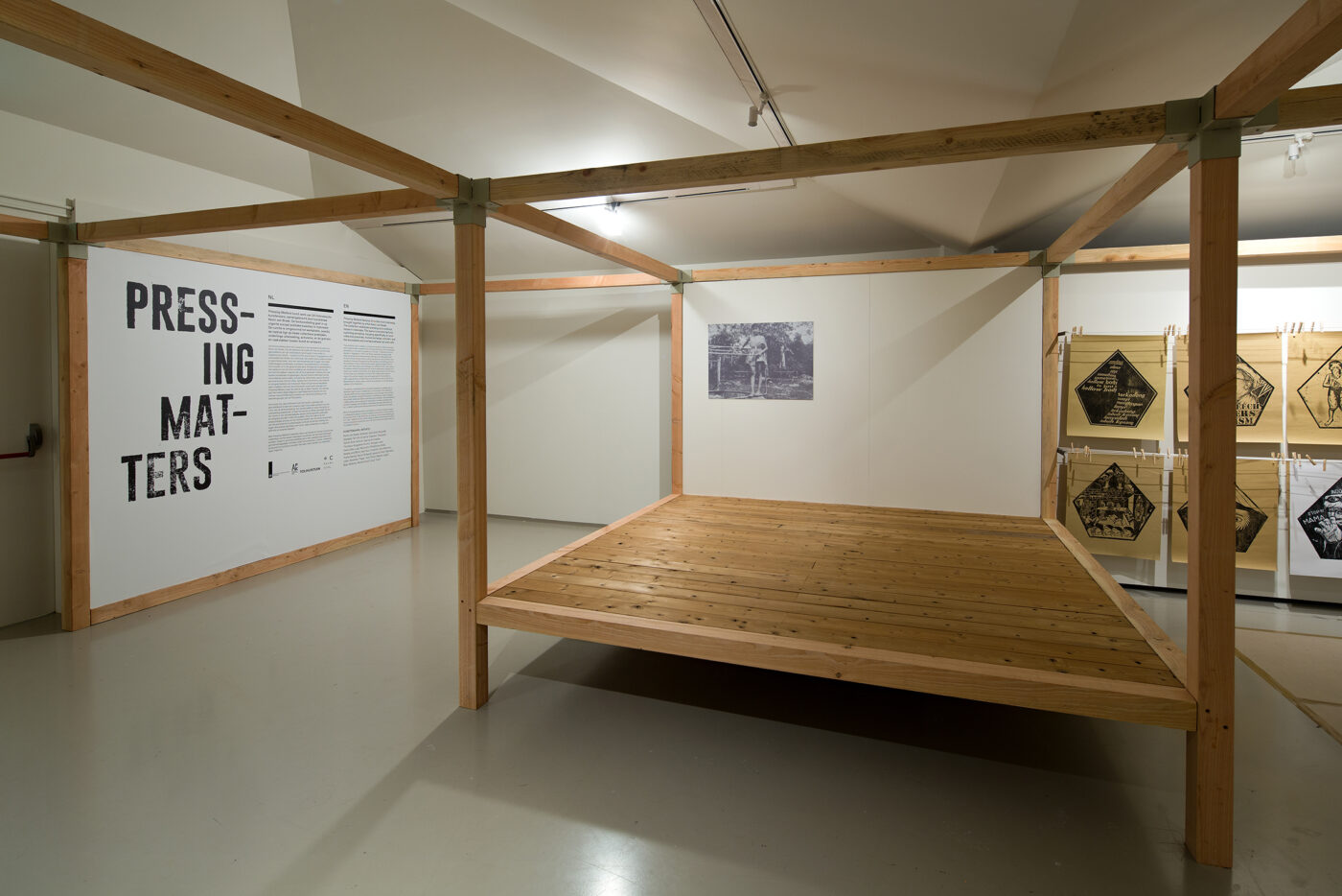 Installation photo from the exhibition Pressing Matters (2018), een groepstentoonstelling bij Framer Framed in samenwerking met Kevin van Braak. © Framer Framed / Maarten van Haaff
