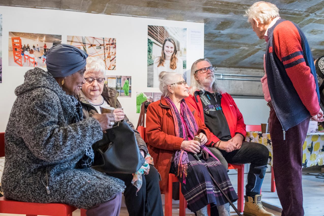 Bezoekers bij een opening in Werkplaats Molenwijk, Amsterdam