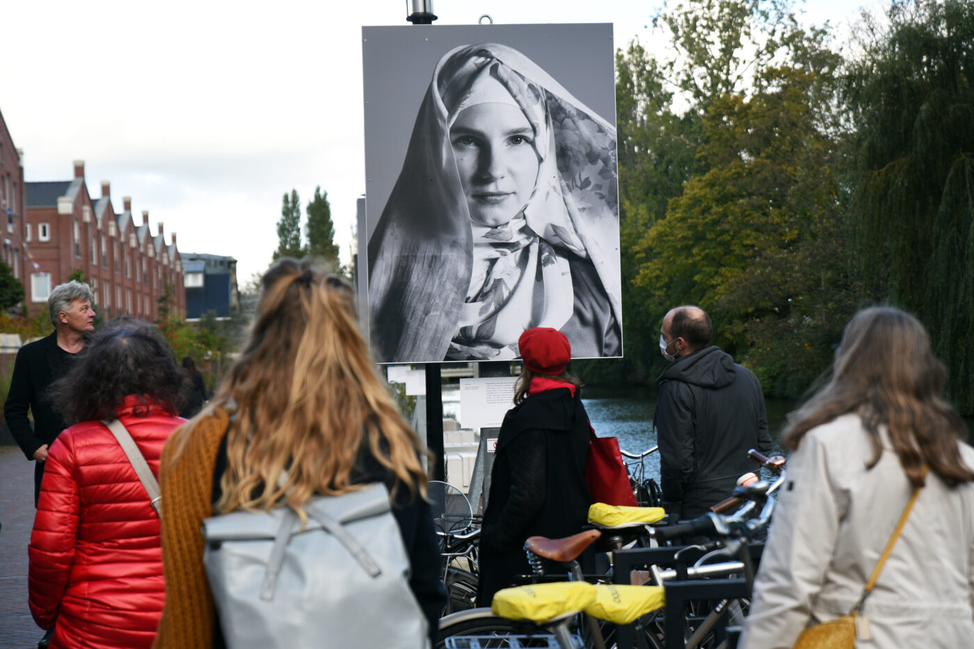 'Tijdelijk Monument - Srebrenica is Nederlandse geschiedenis' (2020), van Bosnian Girl op de Oranje-Vrijstaatkade tegenover Framer Framed, Amsterdam. Foto: © Betul Ellialtioglu / Framer Framed