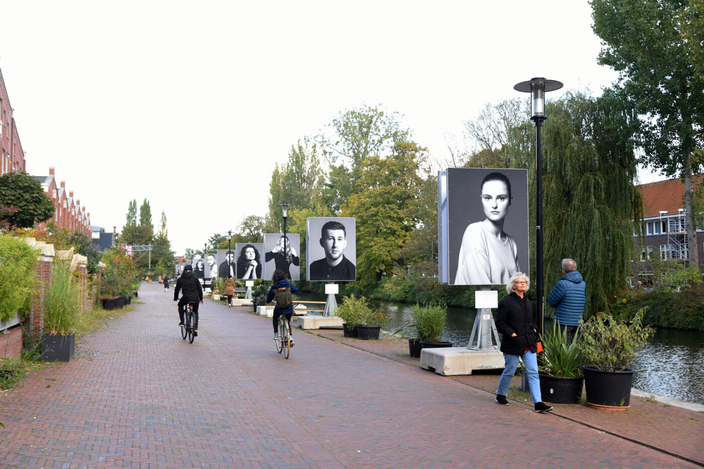 'Tijdelijk Monument - Srebrenica is Nederlandse geschiedenis' (2020), van Bosnian Girl op de Oranje-Vrijstaatkade tegenover Framer Framed, Amsterdam. Foto: © Betul Ellialtioglu / Framer Framed