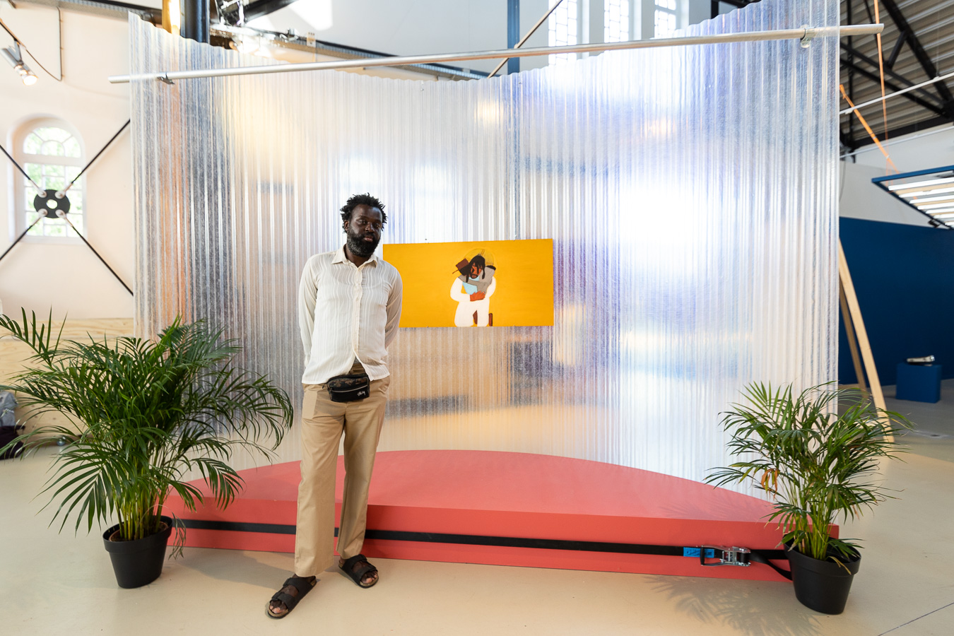 Kenneth Aidoo in front of his work at A Funeral for Street Culture (2021), foto: © Maarten Nauw / Framer Framed