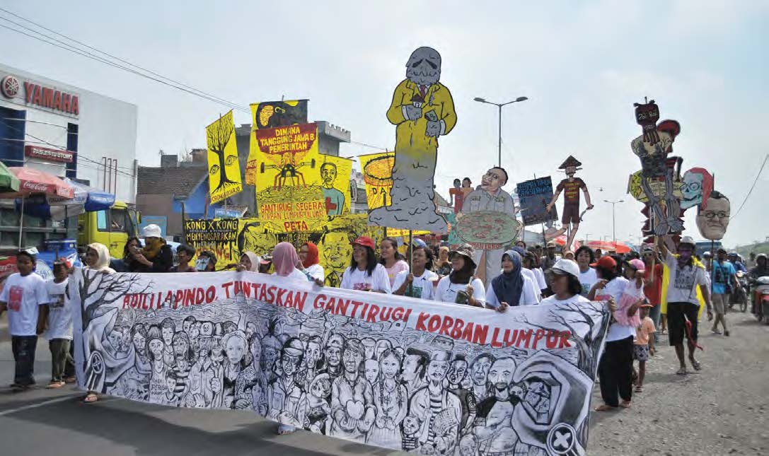 A carnival with banners by Taring Padi remembering four years of the Lapindo Mud Tragedy in Siring Barat, Porong, Sidoarjo, East Java (2010). Courtesy of Art Asia Pacific and the artists