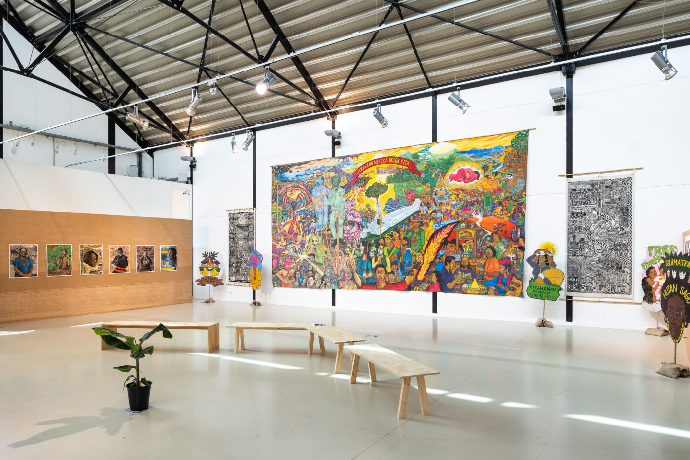Installatie foto's van de tentoonstelling Tanah Merdeka (2023) van het kunstenaarscollectief Taring Padi bij Framer Framed, Amsterdam. Foto: © Maarten Nauw / Framer Framed