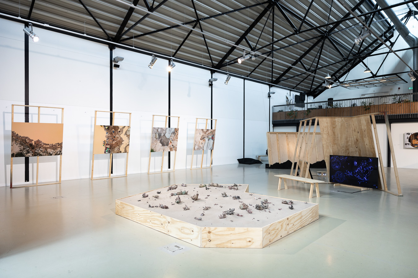 Installatiefoto van de tentoonstelling Charging Myths (2023) bij Framer Framed, Amsterdam. Foto: Maarten Nauw / Framer Framed.