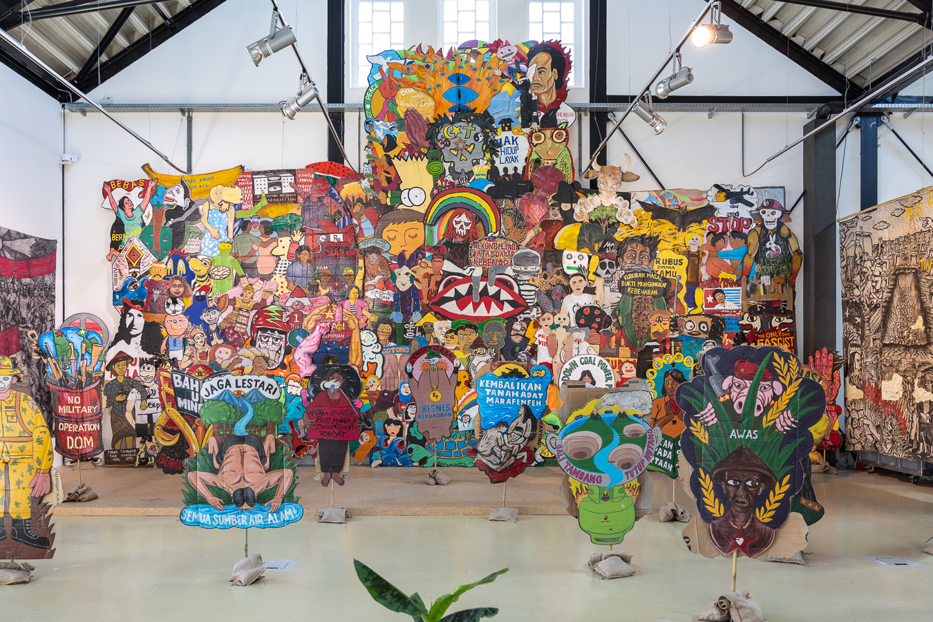 Installatiefoto van de tentoonstelling Tanah Merdeka (2023) van het kunstenaarscollectief Taring Padi bij Framer Framed, Amsterdam. Foto: © Maarten Nauw / Framer Framed