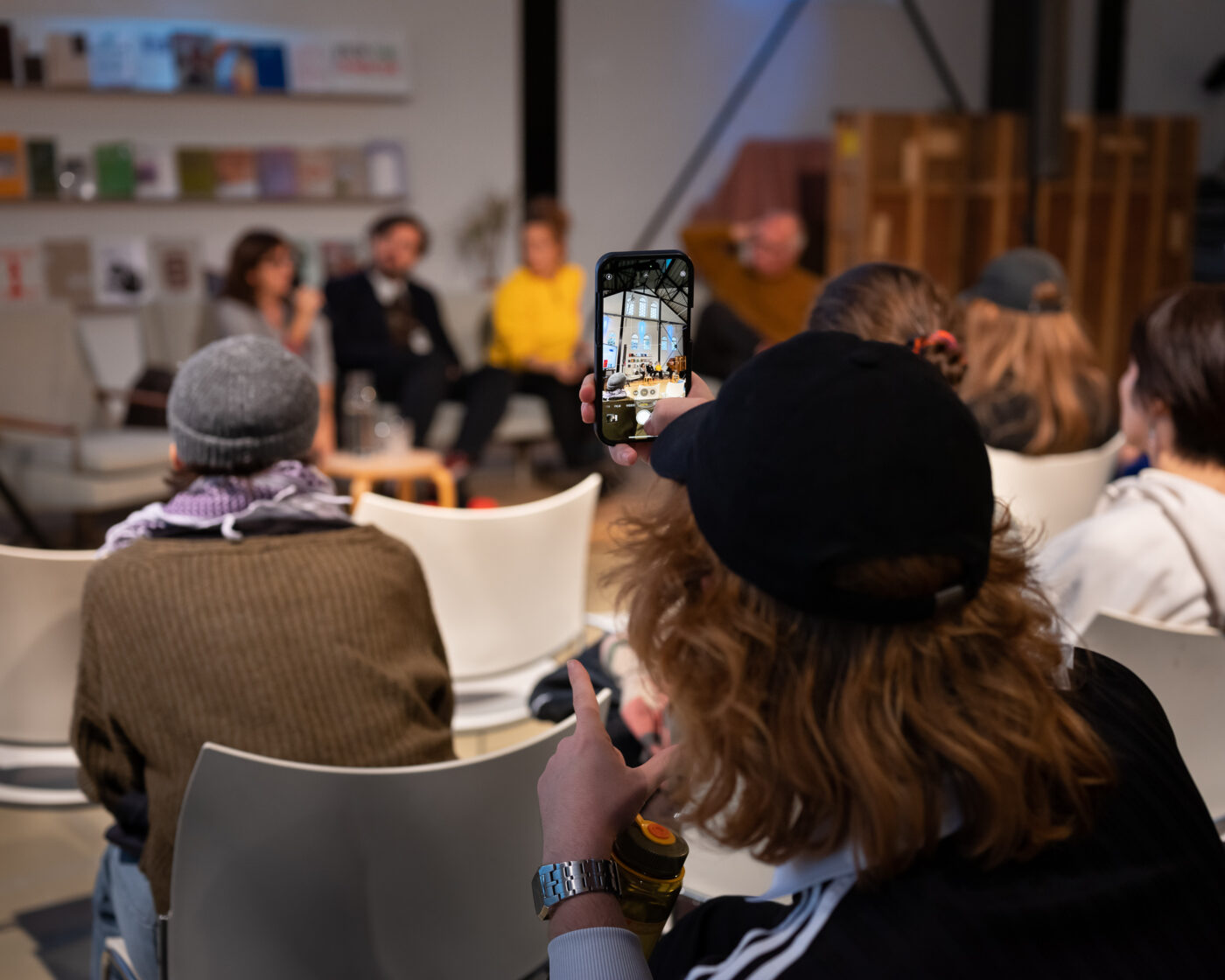 Foto van de boekpresentatie Visible – Art As Policies for Care. Socially Engaged Art (2024) bij Framer Framed, Amsterdam. © Chris Becher