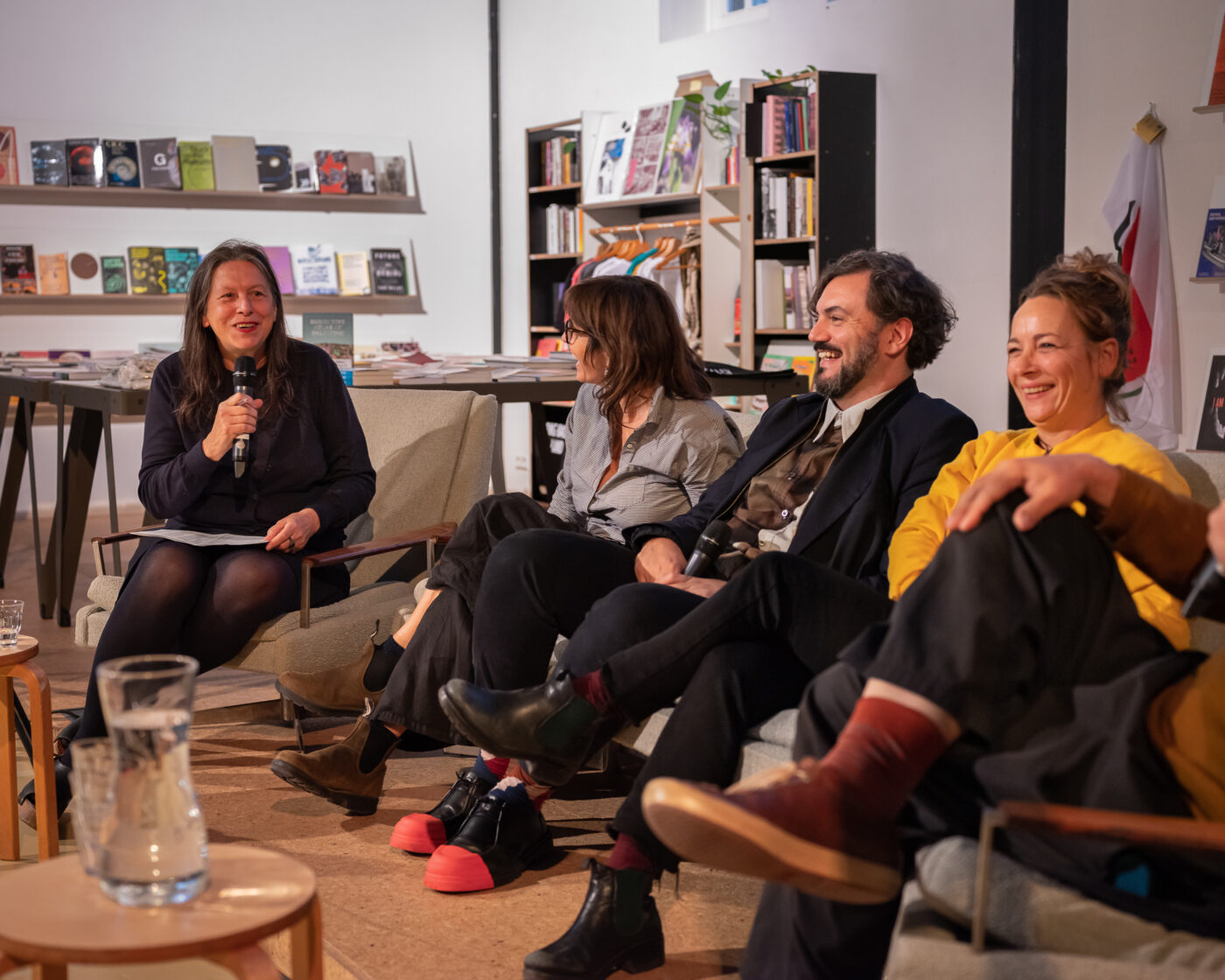 Foto van de boekpresentatie Visible – Art As Policies for Care. Socially Engaged Art (2024) bij Framer Framed, Amsterdam. © Chris Becher