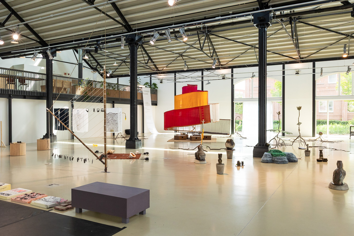 Installatiefoto van de tentoonstelling Planetary Poetics (2025) bij Framer Framed, Amsterdam. Foto: © Maarten Nauw / Framer Framed.