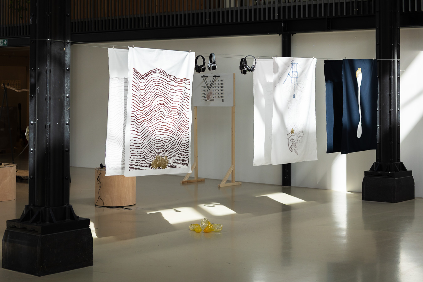 Bethany Copsey, Unmoored (2025). Installatiefoto van de tentoonstelling Planetary Poetics (2025) bij Framer Framed, Amsterdam. Foto: © Maarten Nauw / Framer Framed.