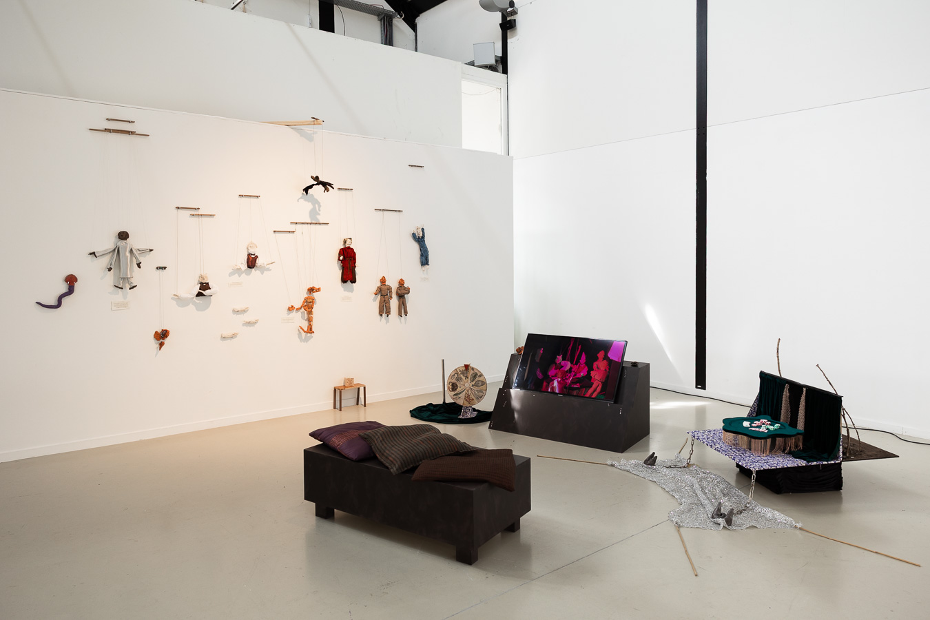 Olivia D’Cruz, The Sinking of Big Daddy Casino (2025). Installatiefoto van de tentoonstelling Planetary Poetics (2025) bij Framer Framed, Amsterdam. Foto: © Maarten Nauw / Framer Framed.
