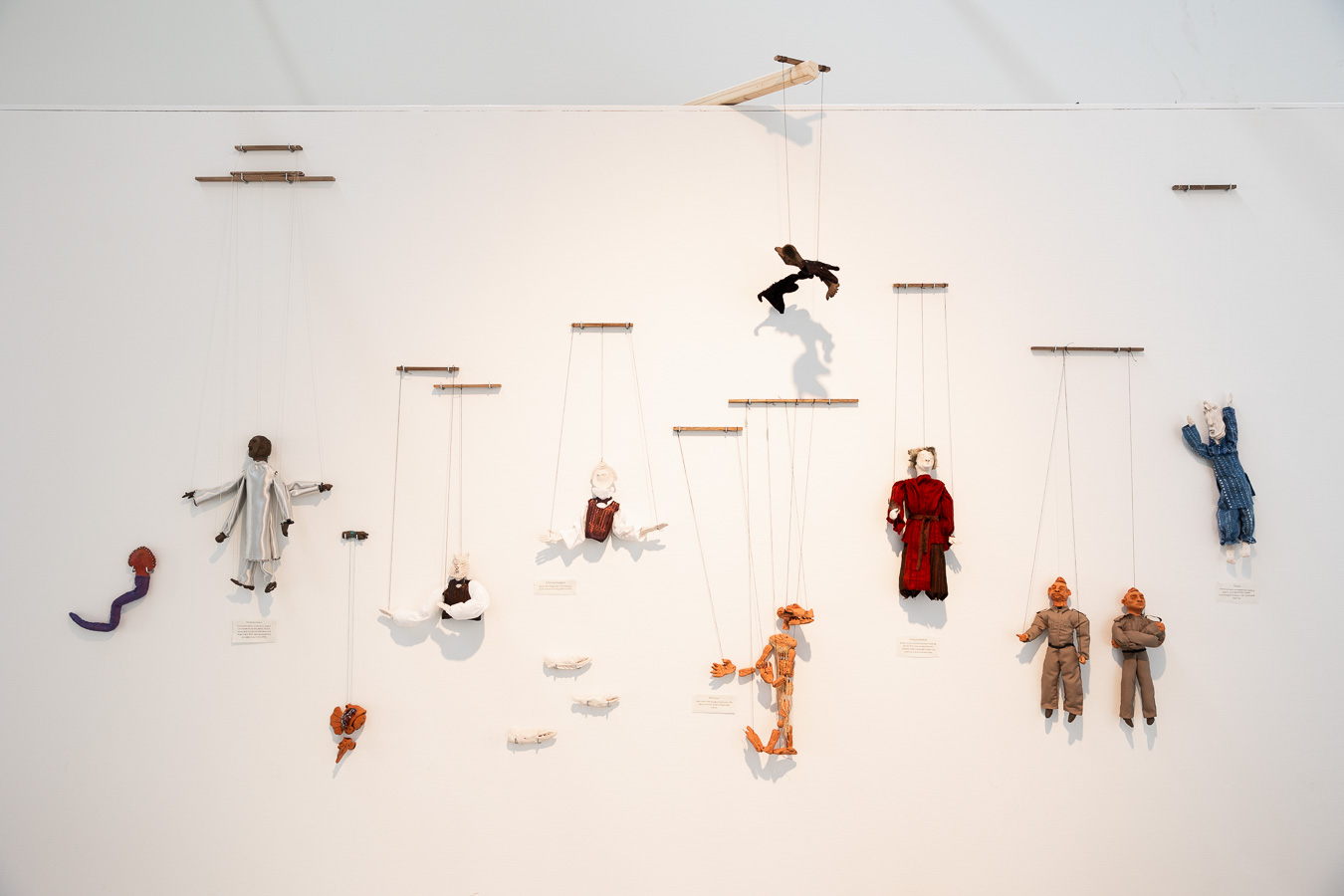 Olivia D’Cruz, The Sinking of Big Daddy Casino (2025). Installatiefoto van de tentoonstelling Planetary Poetics (2025) bij Framer Framed, Amsterdam. Foto: © Maarten Nauw / Framer Framed.
