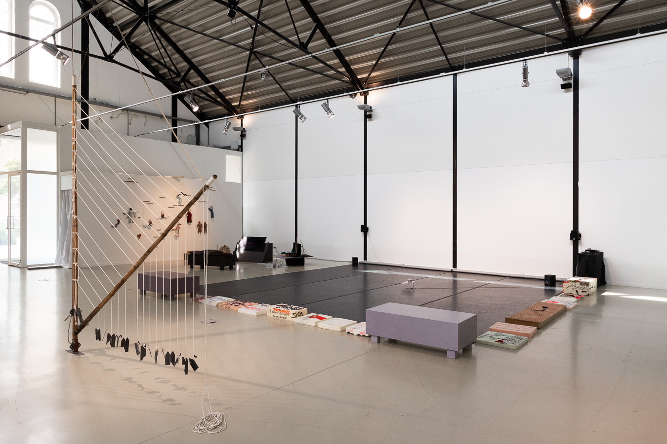 Installatiefoto van de tentoonstelling Planetary Poetics (2025) bij Framer Framed, Amsterdam. Foto: © Maarten Nauw / Framer Framed.