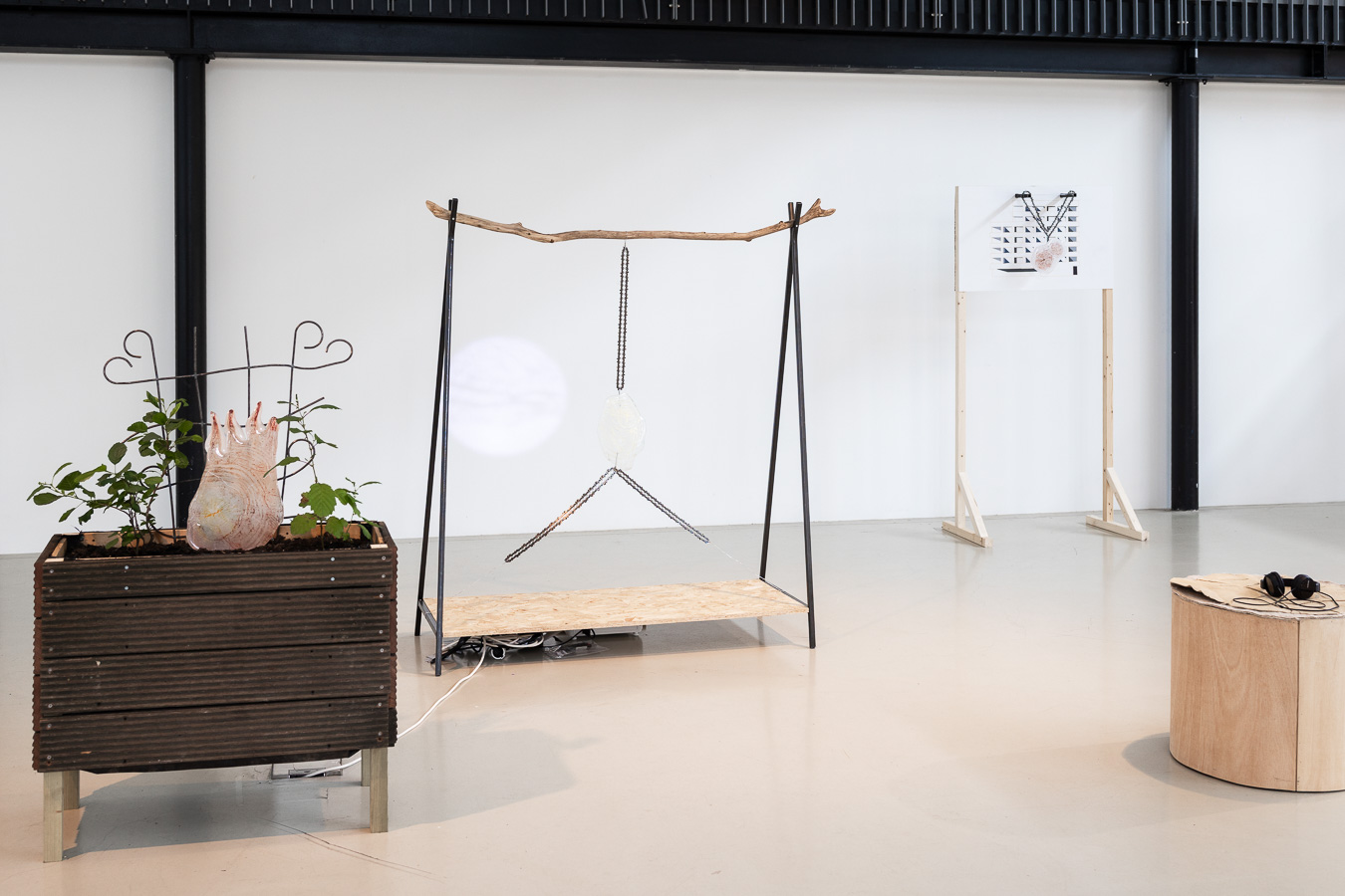 KIEM, Aangeharkt (2025). Installatiefoto van de tentoonstelling Planetary Poetics (2025) bij Framer Framed, Amsterdam. Foto: © Maarten Nauw / Framer Framed.