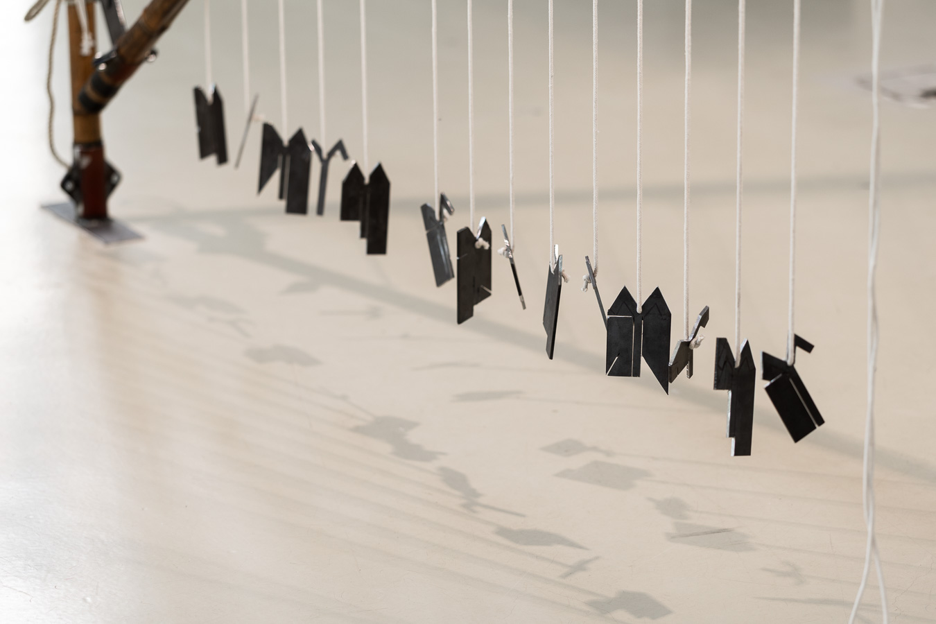 Finn Maätita, Mae ite Hela La’wai (2025). Installatiefoto van de tentoonstelling Planetary Poetics (2025) bij Framer Framed, Amsterdam. Foto: © Maarten Nauw / Framer Framed.