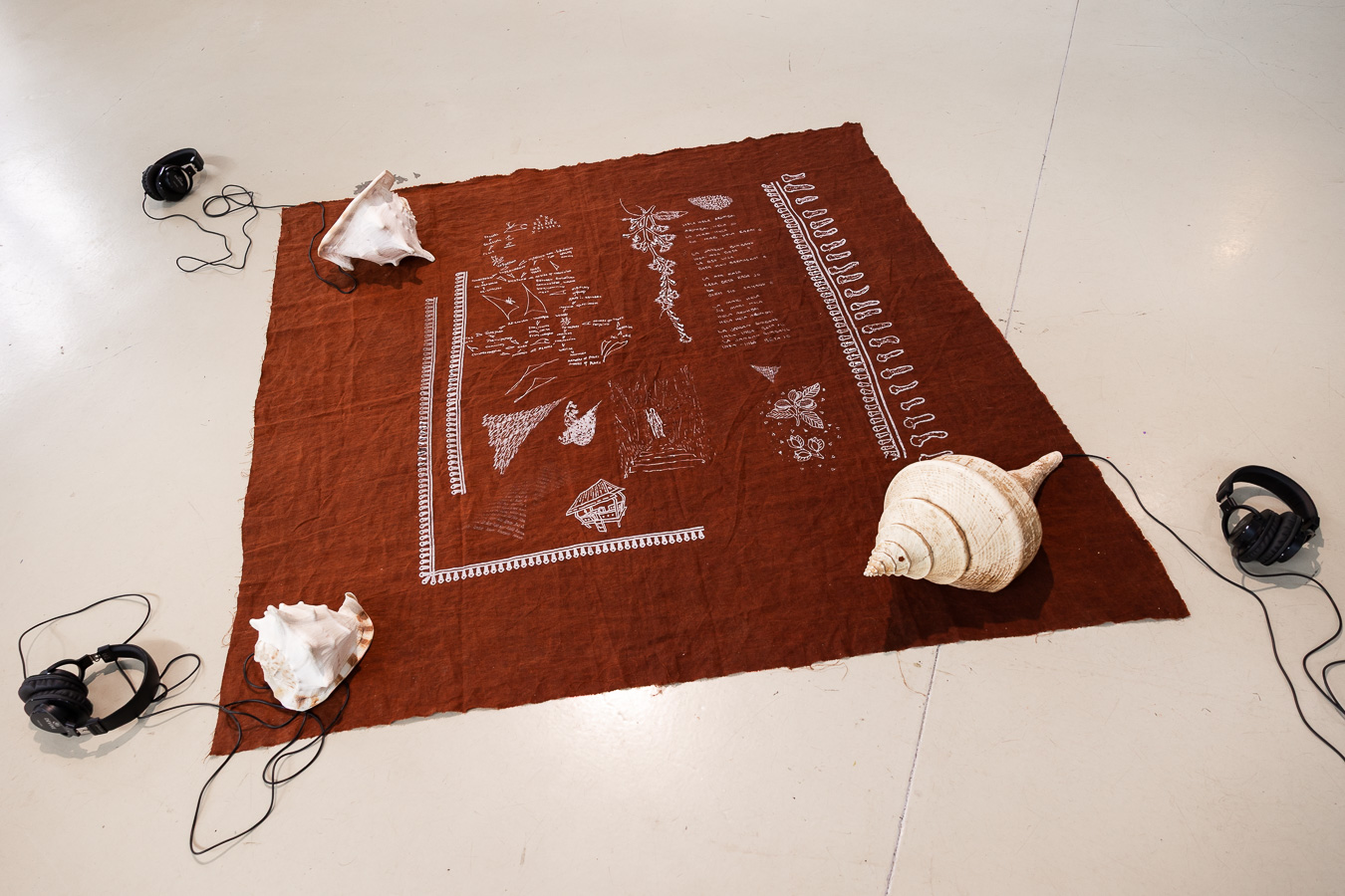 Finn Maätita, Mae ite Hela La’wai (2025). Installatiefoto van de tentoonstelling Planetary Poetics (2025) bij Framer Framed, Amsterdam. Foto: © Maarten Nauw / Framer Framed.