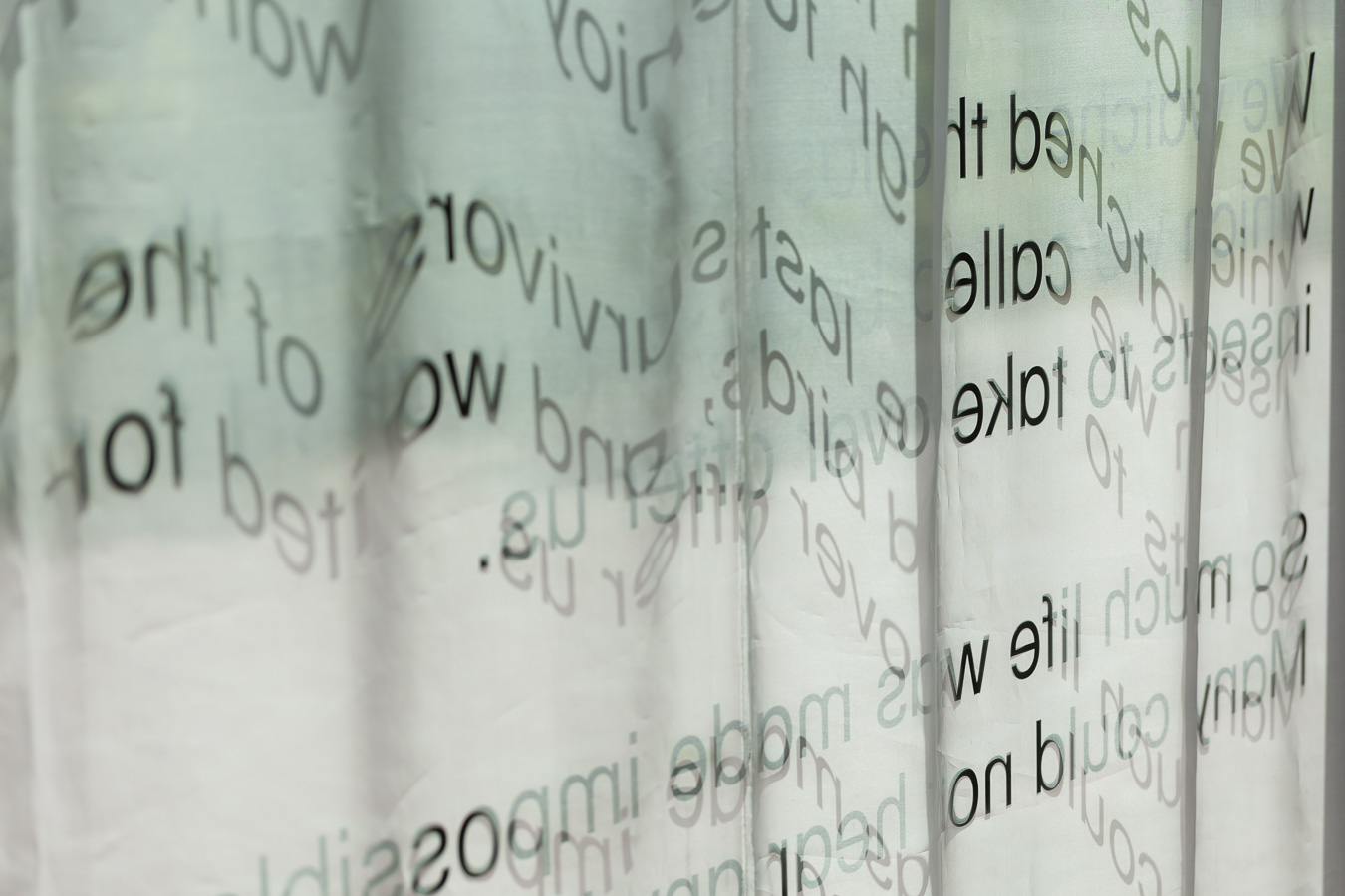 Tirza Balk, As if to Make Up for the Noise Made on Earth (2025). Installatiefoto van de tentoonstelling Planetary Poetics (2025) bij Framer Framed, Amsterdam. Foto: © Maarten Nauw / Framer Framed.