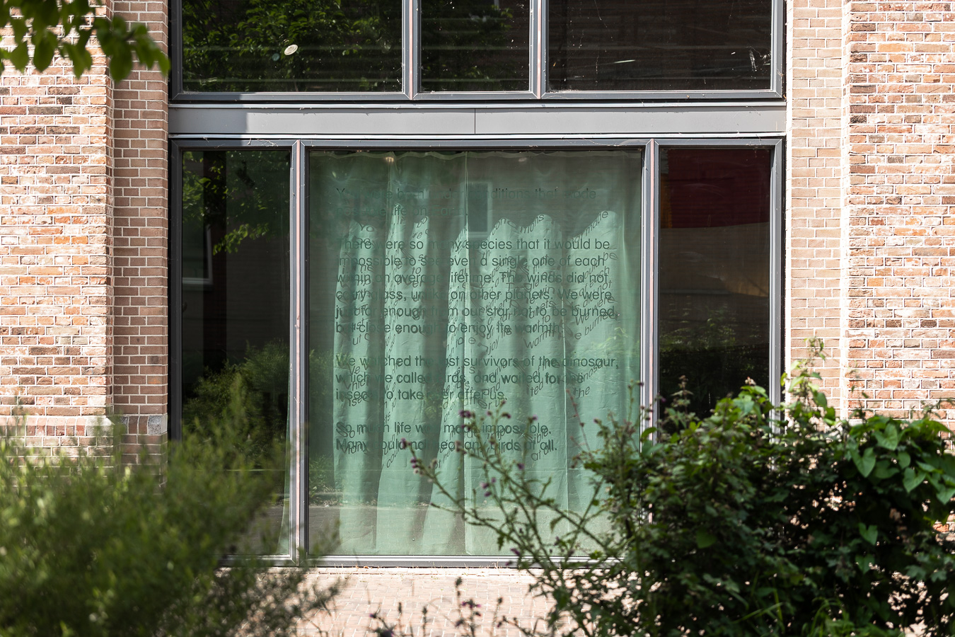 Tirza Balk, As if to Make Up for the Noise Made on Earth (2025). Installatiefoto van de tentoonstelling Planetary Poetics (2025) bij Framer Framed, Amsterdam. Foto: © Maarten Nauw / Framer Framed.