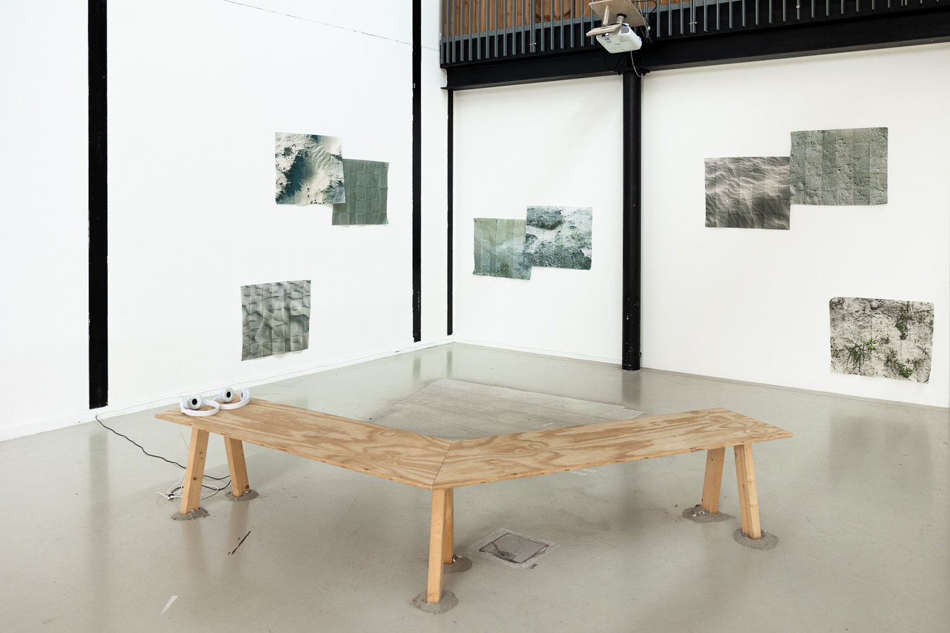 Imke Hullmann, It’s not just Strandeiland (2025). Installatiefoto van de tentoonstelling Planetary Poetics (2025) bij Framer Framed, Amsterdam. Foto: © Maarten Nauw / Framer Framed.