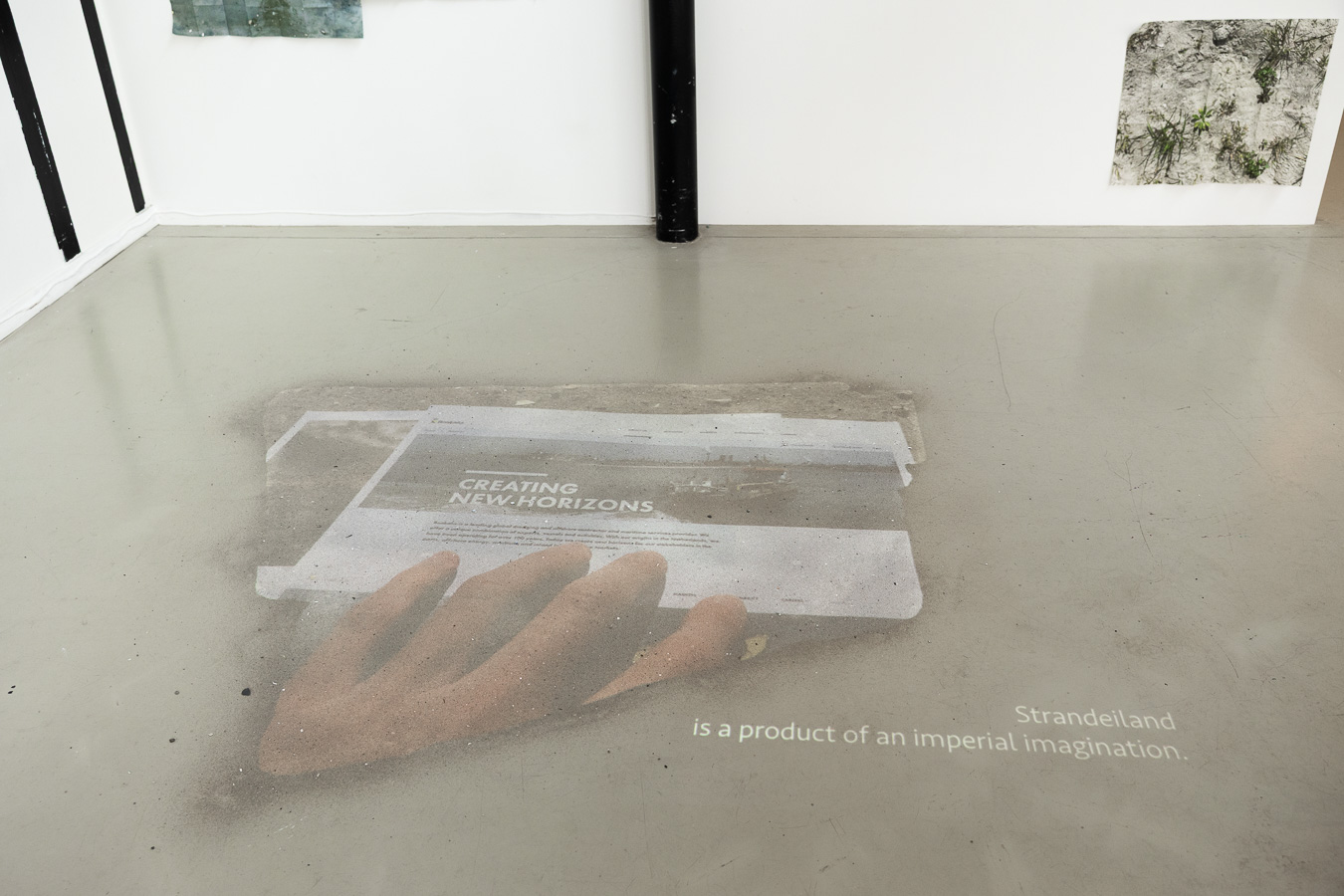 Imke Hullmann, It’s not just Strandeiland (2025). Installatiefoto van de tentoonstelling Planetary Poetics (2025) bij Framer Framed, Amsterdam. Foto: © Maarten Nauw / Framer Framed.