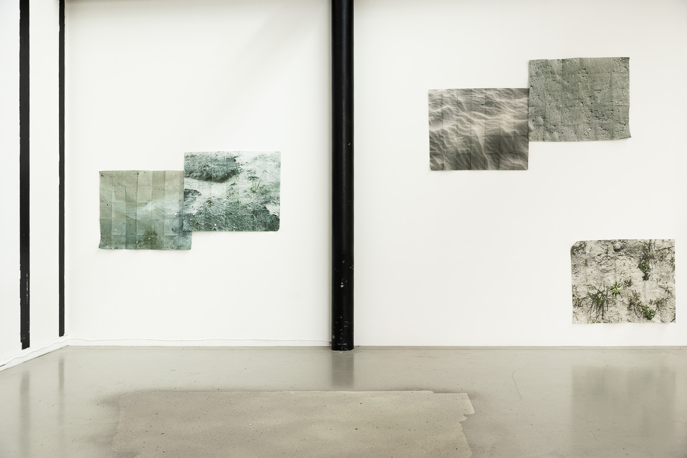 Imke Hullmann, It’s not just Strandeiland (2025). Installatiefoto van de tentoonstelling Planetary Poetics (2025) bij Framer Framed, Amsterdam. Foto: © Maarten Nauw / Framer Framed.