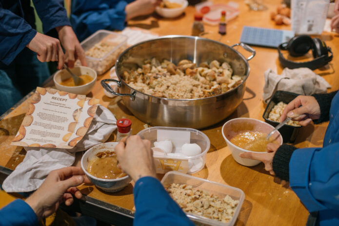 Pain perdu-workshop met Studio CoPain bij Werkplaats Molenwijk. Foto: © Ben Yau / Framer Framed