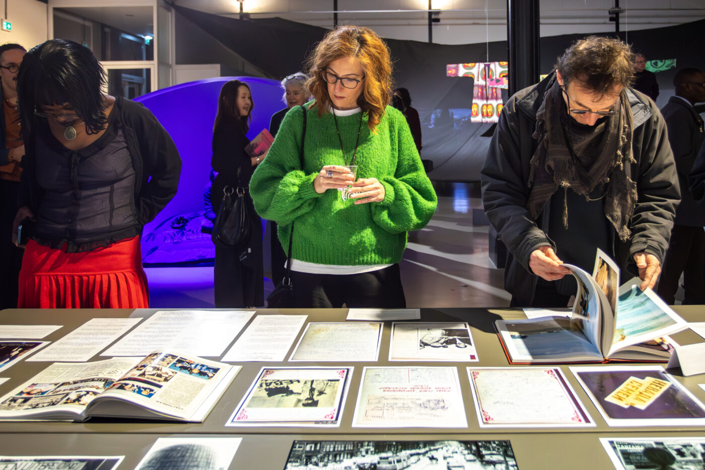 Opening van de tentoonstelling Between Fires: Irradiated Imaginations and Anti-Nuclear Solidarities (2026) samengesteld door Fabienne Rachmadiev bij Framer Framed, Amsterdam. Gepresenteerd in samenwerking met Sonic Acts. Foto: © Marlise Steeman / Framer Framed.