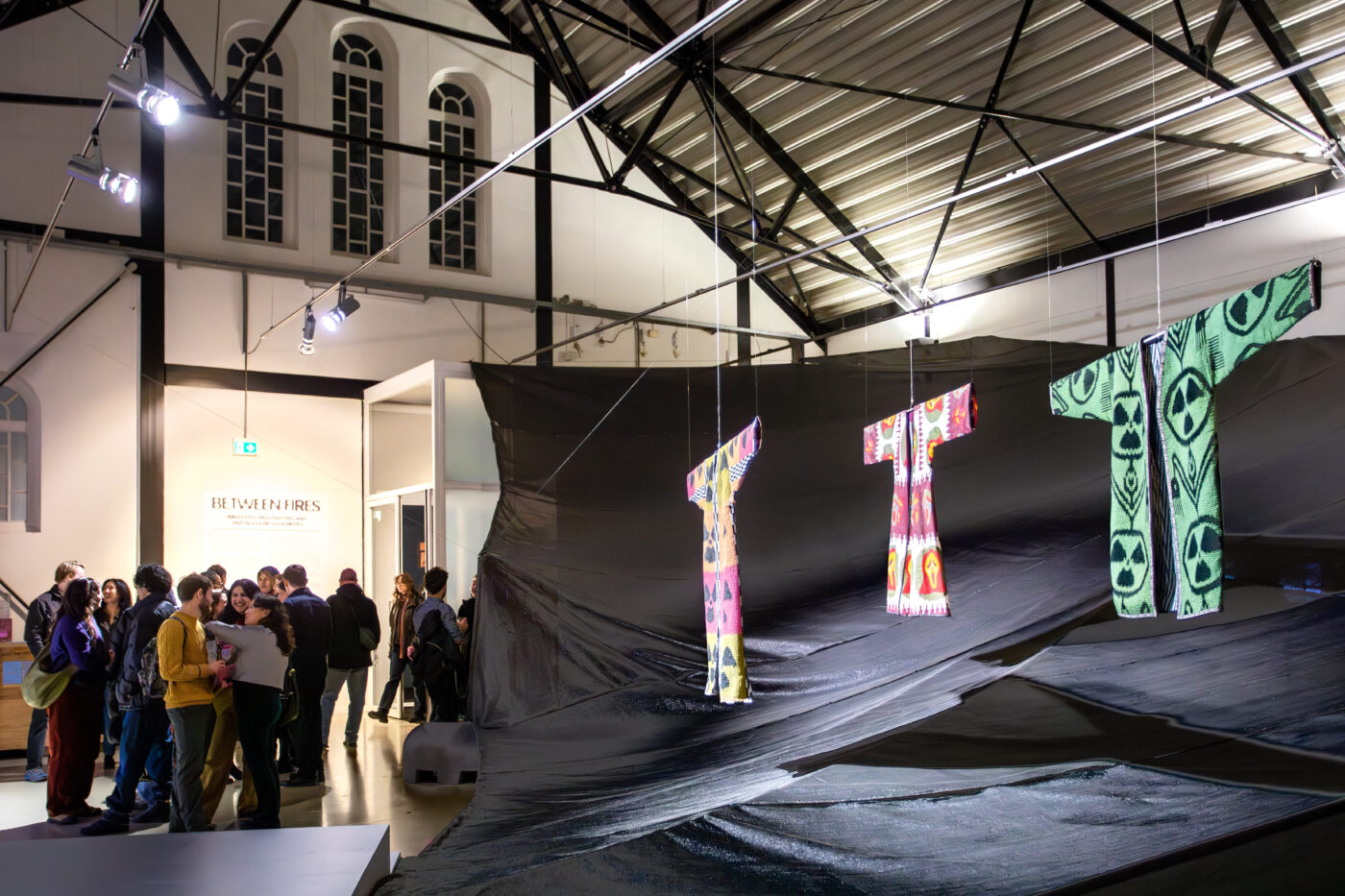 Opening van de tentoonstelling Between Fires: Irradiated Imaginations and Anti-Nuclear Solidarities (2026) samengesteld door Fabienne Rachmadiev bij Framer Framed, Amsterdam. Gepresenteerd in samenwerking met Sonic Acts. Foto: © Marlise Steeman / Framer Framed.