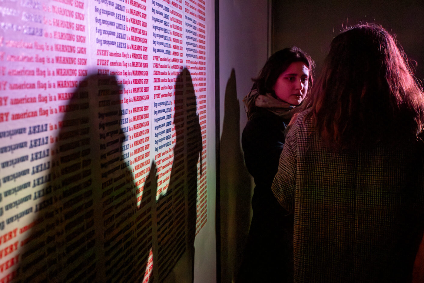 Opening van de tentoonstelling Between Fires: Irradiated Imaginations and Anti-Nuclear Solidarities (2026) samengesteld door Fabienne Rachmadiev bij Framer Framed, Amsterdam. Gepresenteerd in samenwerking met Sonic Acts. Foto: © Marlise Steeman / Framer Framed.