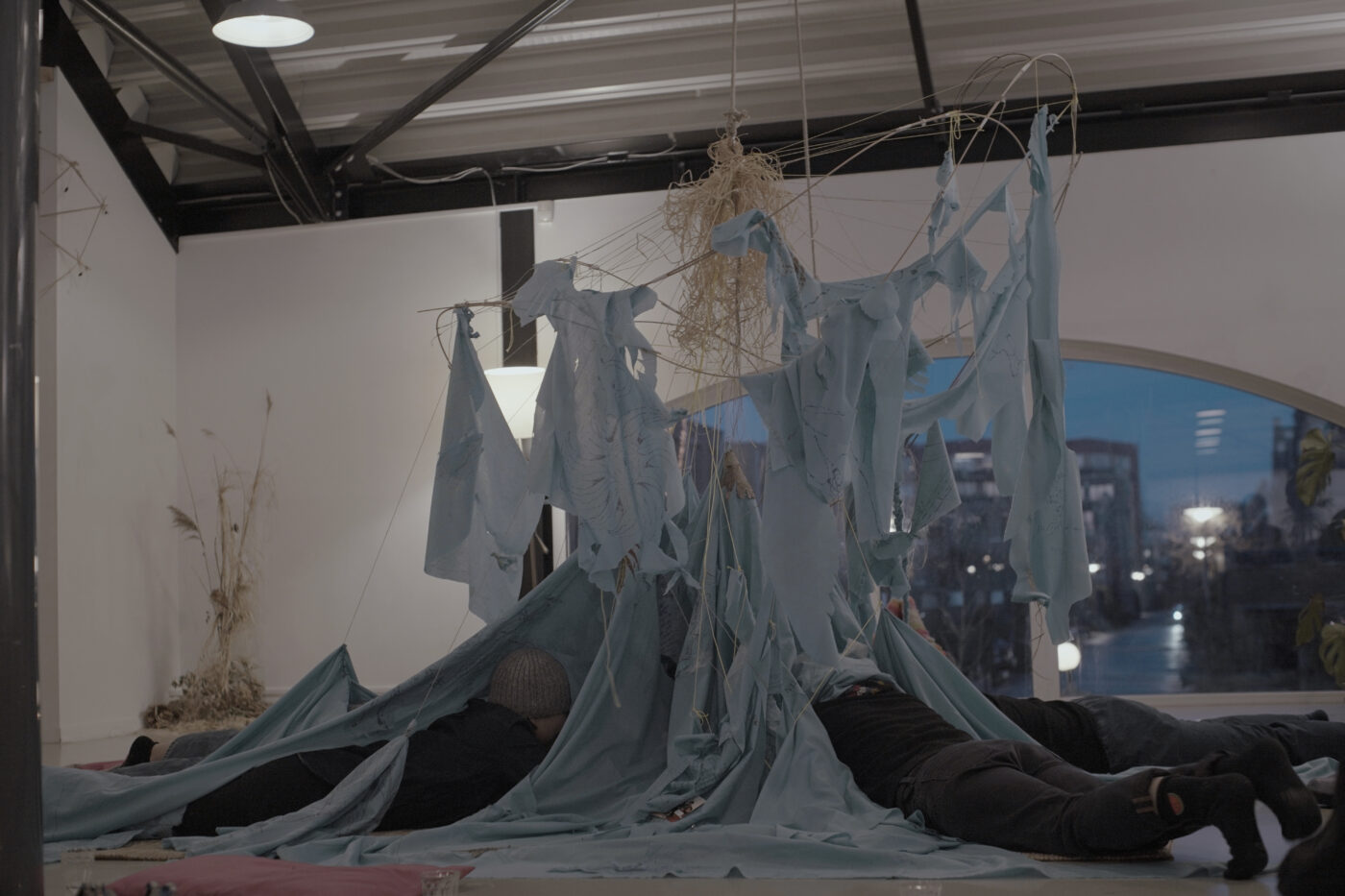 Family Embodiment Programme: Ritual 5 - Synthetic Ancestors, Becoming-With Symbiotic Kin (2026). Photo's: © Darya Andijan