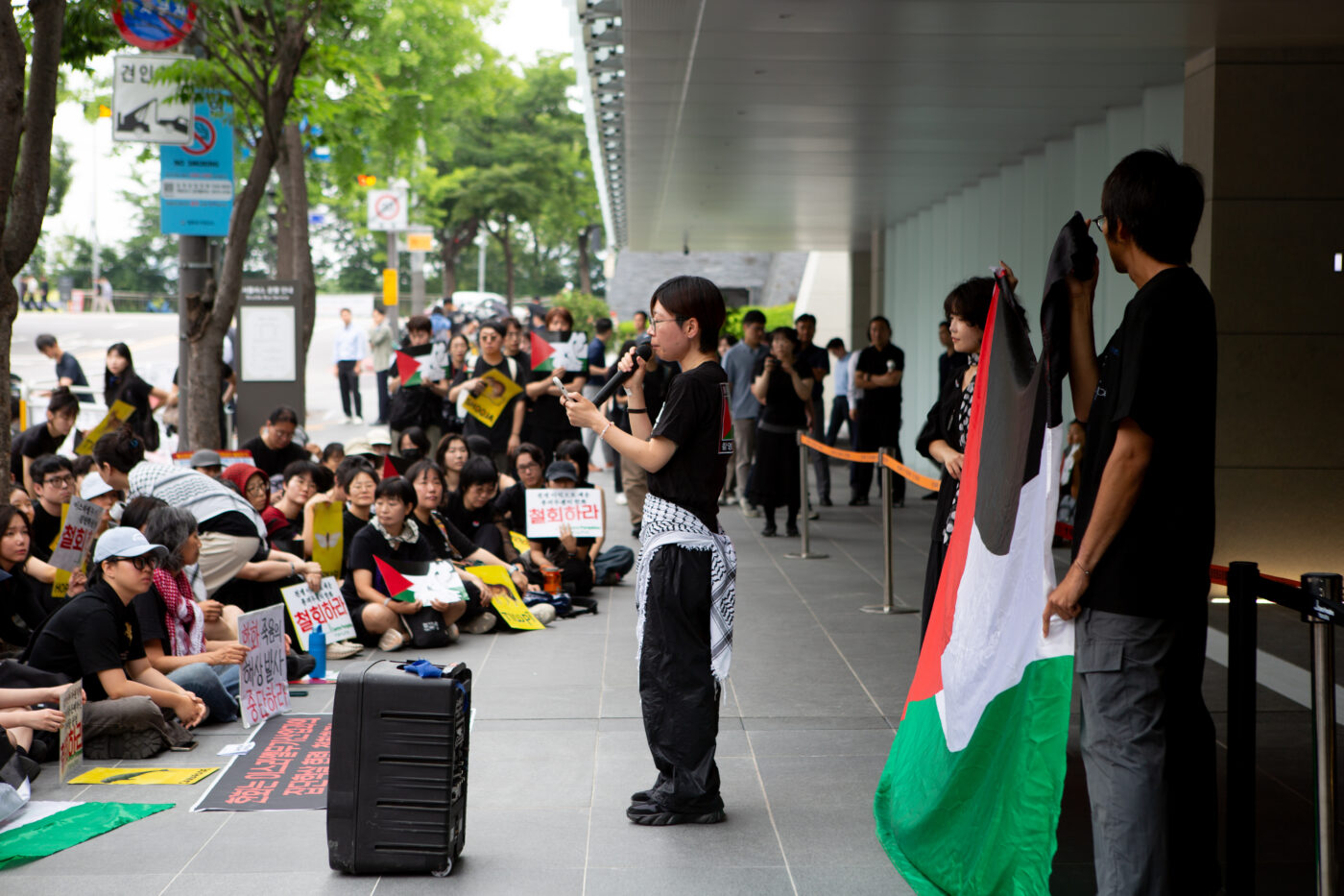 Palestine solidarity action against Hanwha Pompidou, Seoul. Photo credit: Hong Jiyoung (W/O F.)